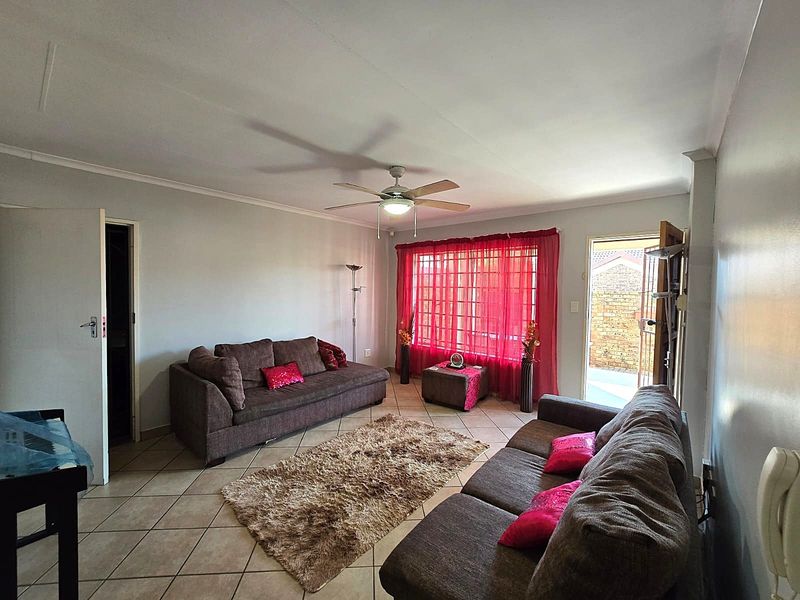 Beautiful 3 Bedroom Townhouse to Rent in Sinoville - Photo 8