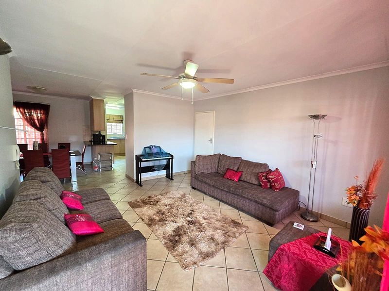 Beautiful 3 Bedroom Townhouse to Rent in Sinoville - Photo 5