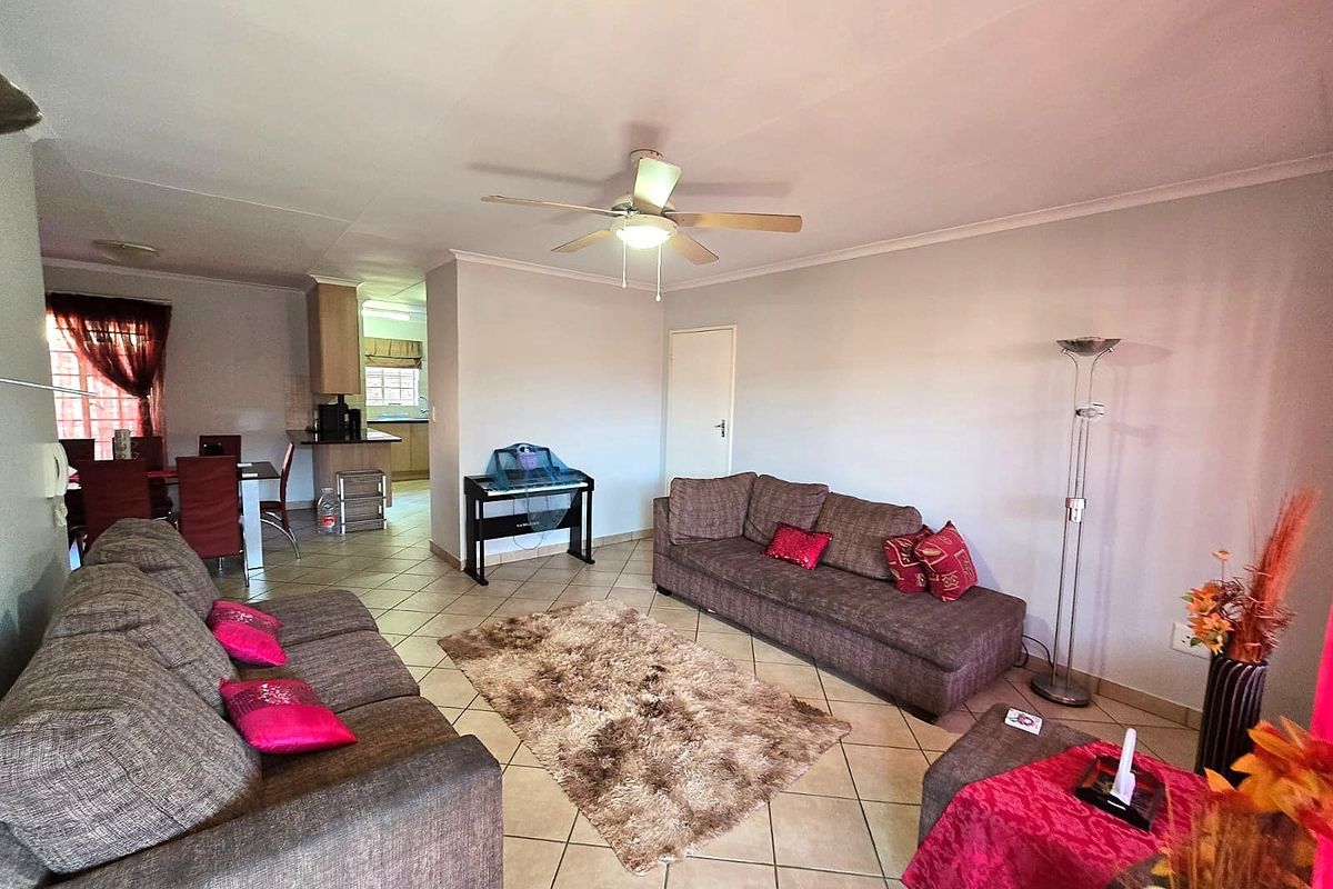 Beautiful 3 Bedroom Townhouse to Rent in Sinoville - Photo 5