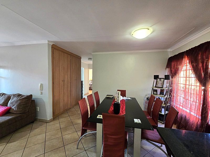 Beautiful 3 Bedroom Townhouse to Rent in Sinoville - Photo 7