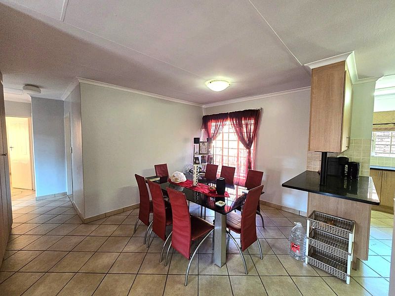 Beautiful 3 Bedroom Townhouse to Rent in Sinoville - Photo 6