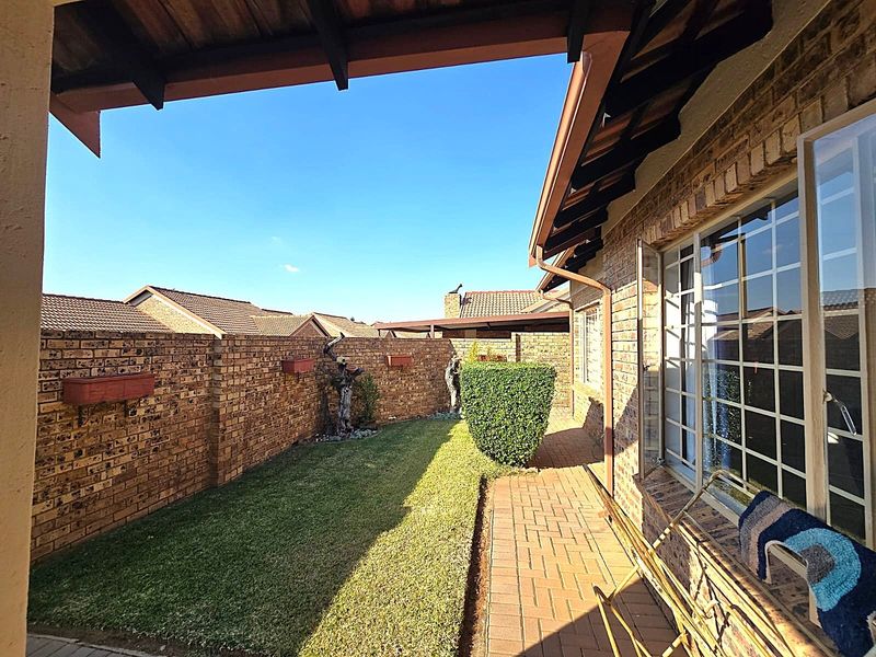 Beautiful 3 Bedroom Townhouse to Rent in Sinoville - Photo 3