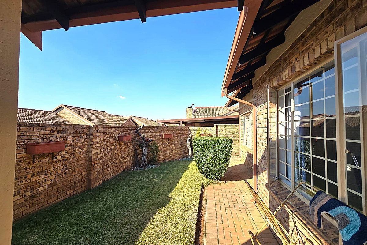 Beautiful 3 Bedroom Townhouse to Rent in Sinoville - Photo 3