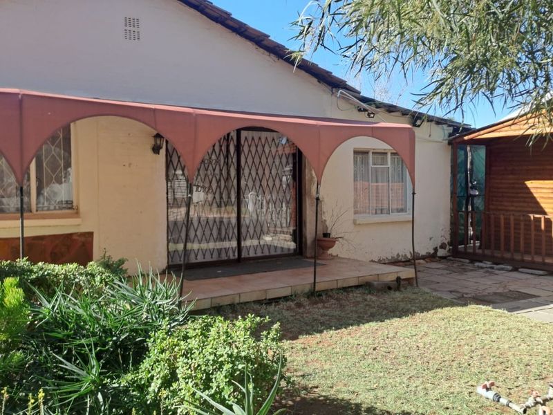 FAMILY 4 BEDR HOME PLUS FLATLET AND SWIMMING POOL IN LINDENE - Photo 2