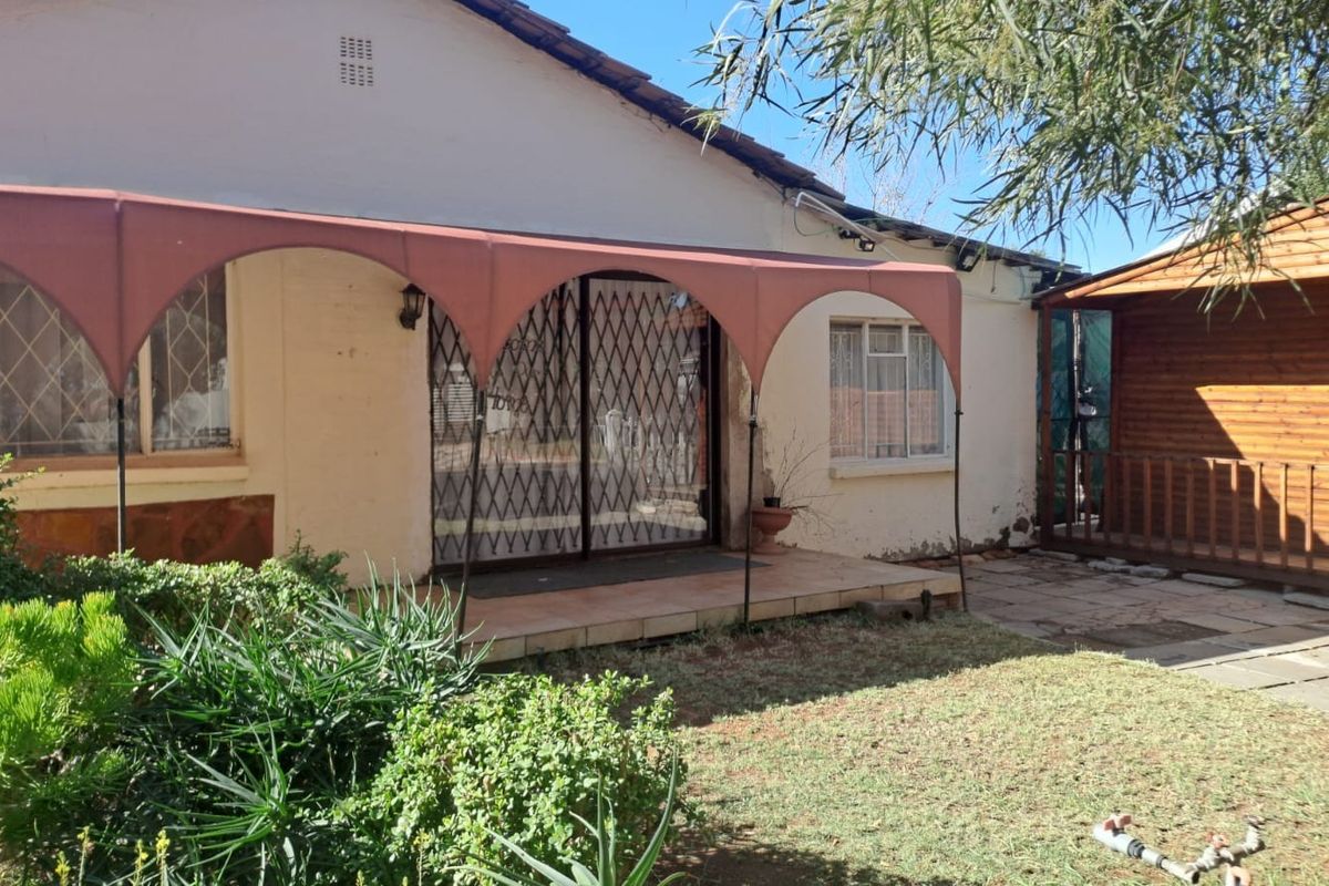 FAMILY 4 BEDR HOME PLUS FLATLET AND SWIMMING POOL IN LINDENE - Photo 2