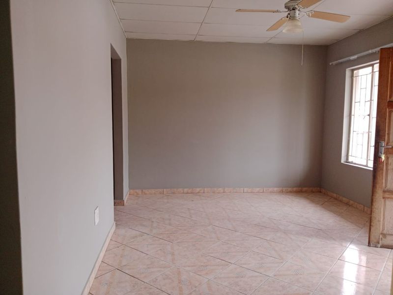 Two bedroom apartment available to rent in Kruger Street, Bo-Dorp - Photo 3