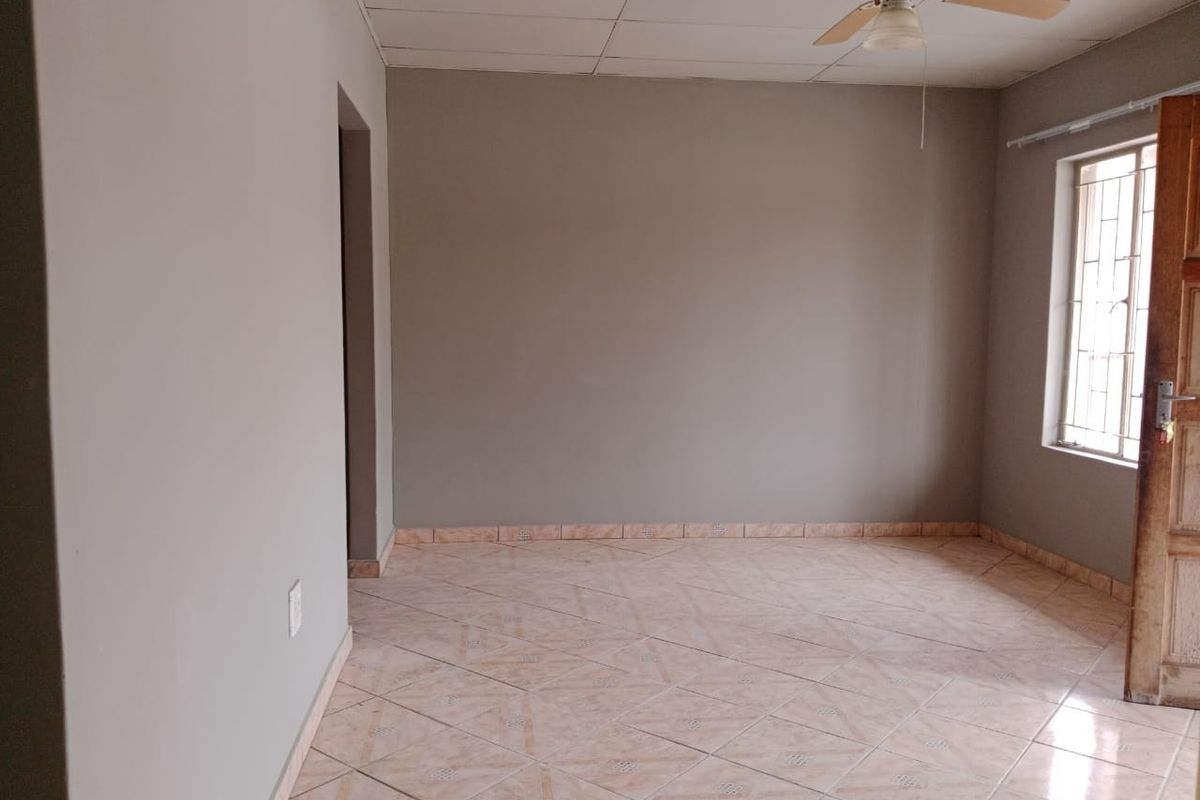 Two bedroom apartment available to rent in Kruger Street, Bo-Dorp - Photo 3