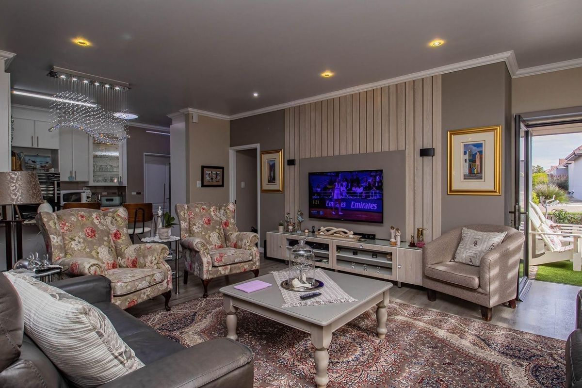 Comfortable Retirement Living in Mossel Bay-One-Level! - Photo 2