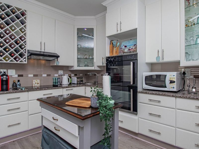 Comfortable Retirement Living in Mossel Bay-One-Level! - Photo 3