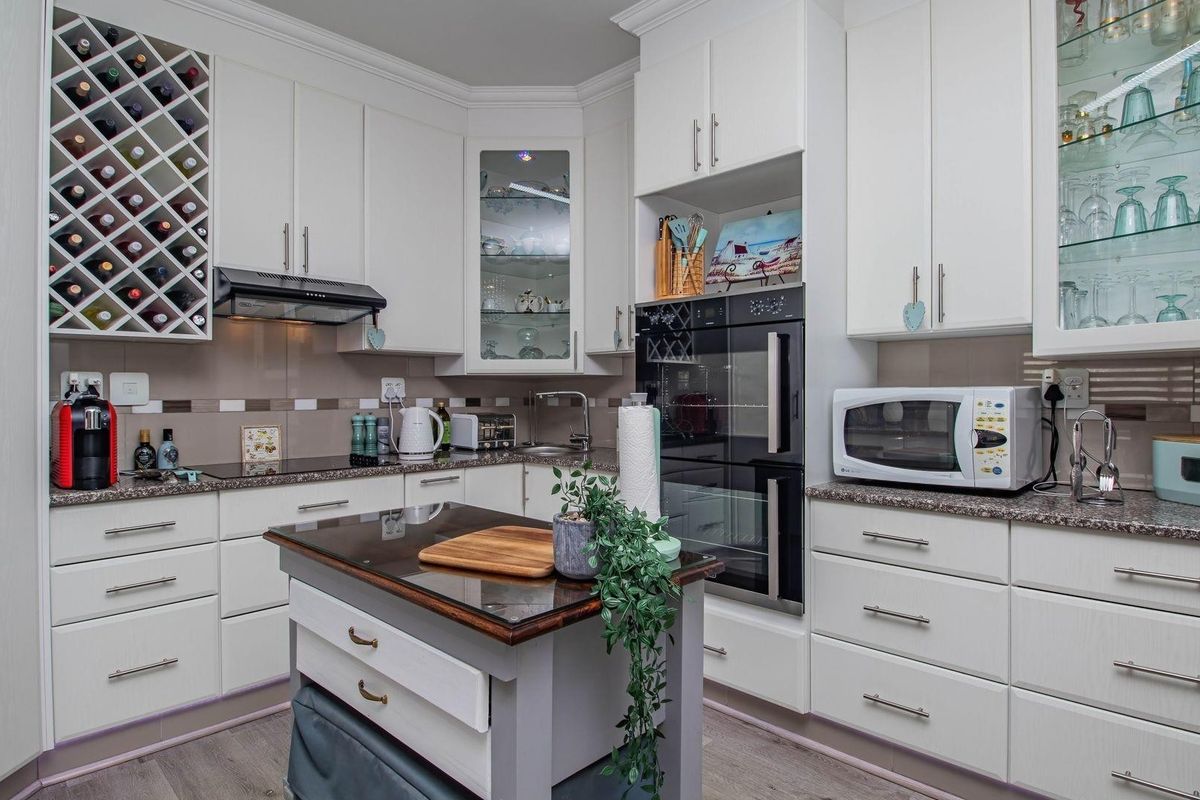 Comfortable Retirement Living in Mossel Bay-One-Level! - Photo 3
