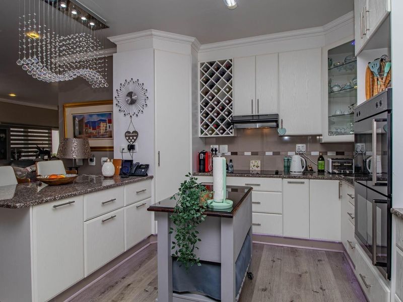 Comfortable Retirement Living in Mossel Bay-One-Level! - Photo 7