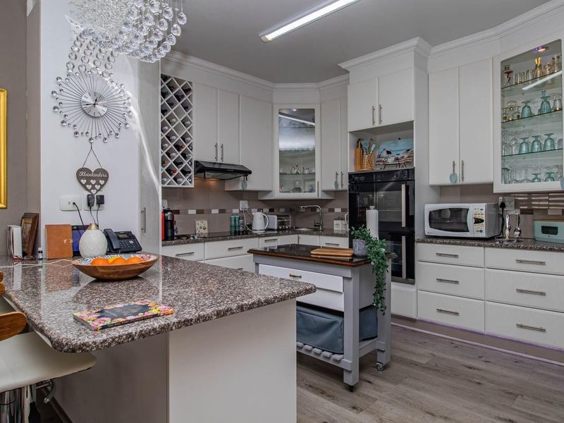 Comfortable Retirement Living in Mossel Bay-One-Level! - Photo 6