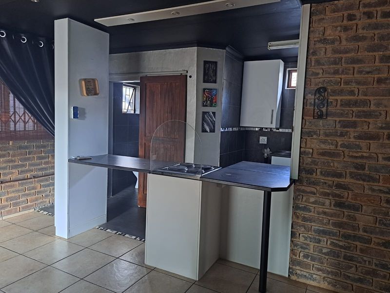 Cottage To Rent in Florida North, Roodepoort - Photo 8