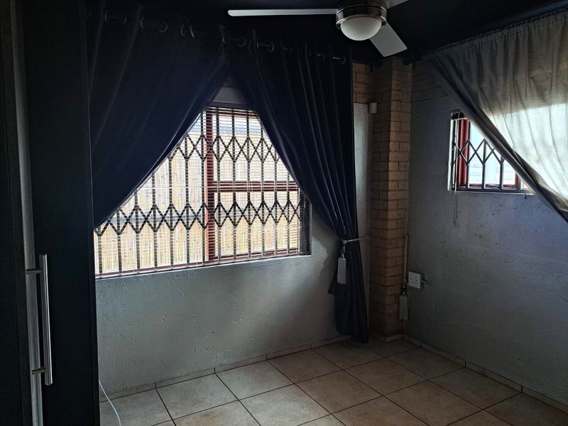 Cottage To Rent in Florida North, Roodepoort - Photo 6