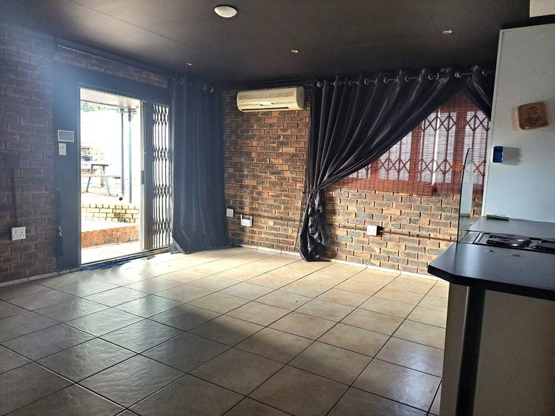 Cottage To Rent in Florida North, Roodepoort - Photo 2
