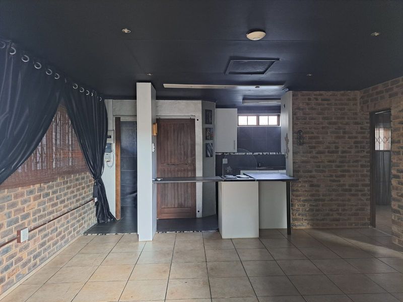 Cottage To Rent in Florida North, Roodepoort - Photo 3