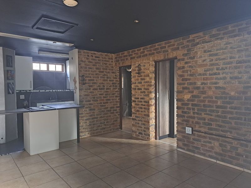 Cottage To Rent in Florida North, Roodepoort - Photo 4