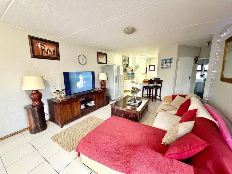 2 Bedroom First Floor Townhouse For Sale in Sunninghill, Sandton - Photo 3