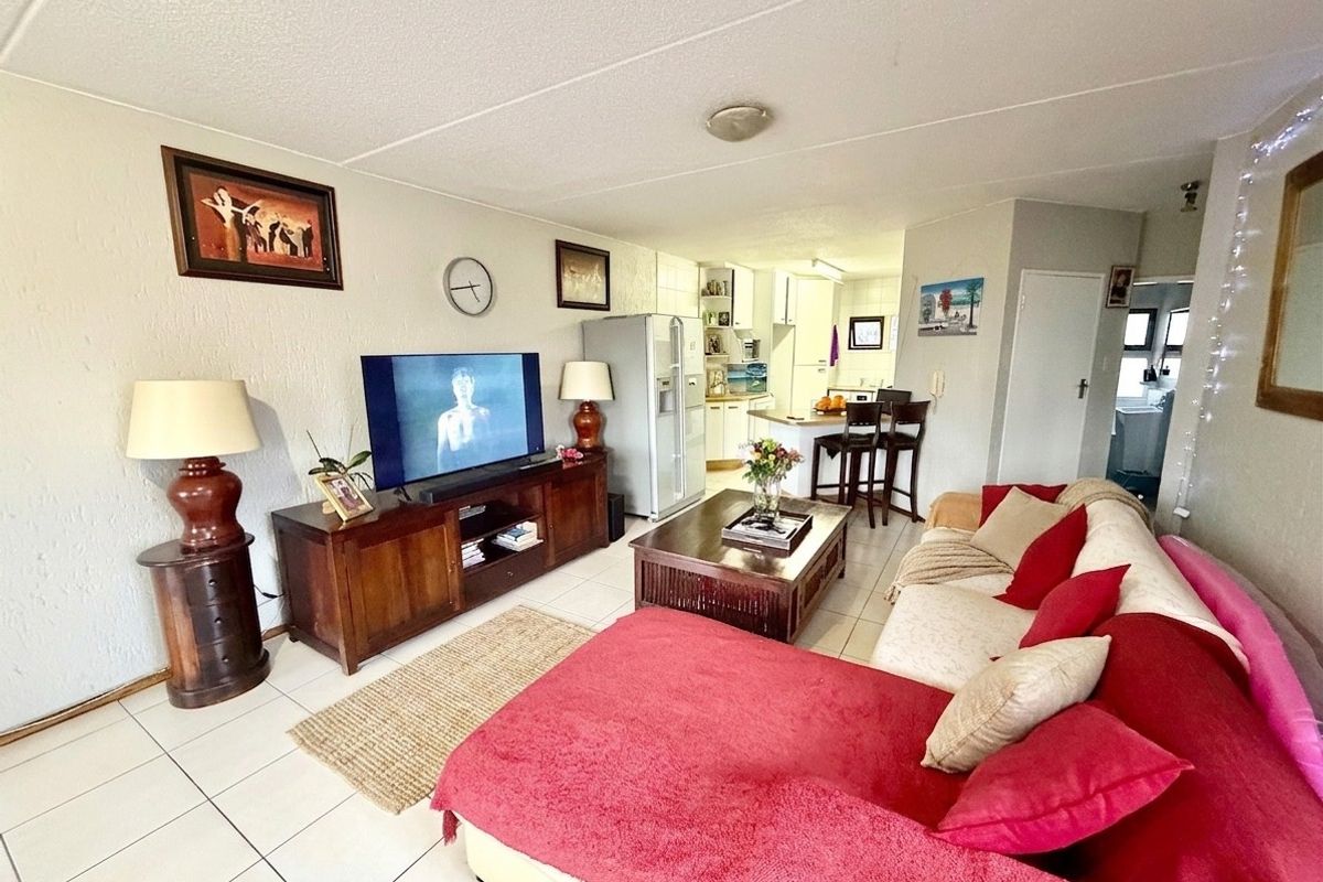 2 Bedroom First Floor Townhouse For Sale in Sunninghill, Sandton - Photo 3