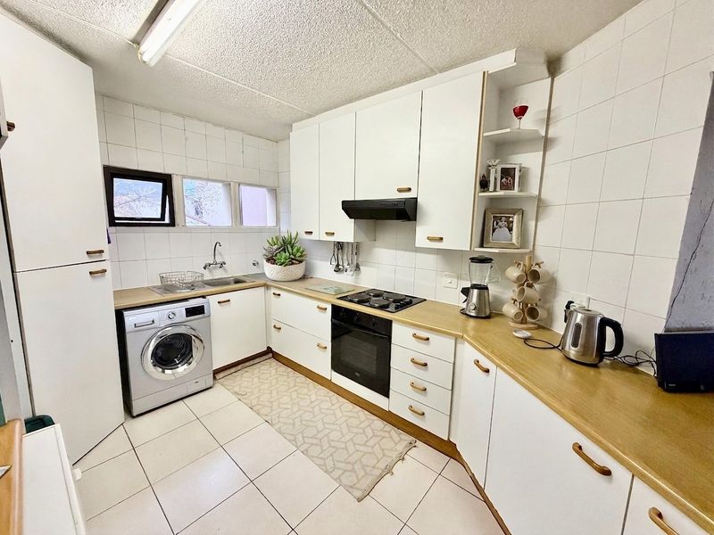 2 Bedroom First Floor Townhouse For Sale in Sunninghill, Sandton - Photo 2