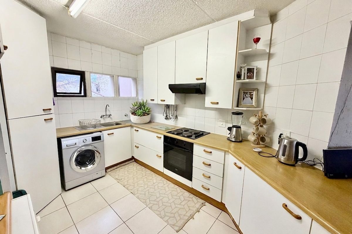 2 Bedroom First Floor Townhouse For Sale in Sunninghill, Sandton - Photo 2
