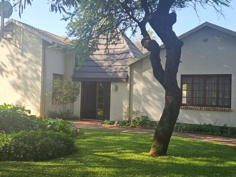 Neat family home in well sought after area.  Tranquil garden with sprinkler system - Photo 1