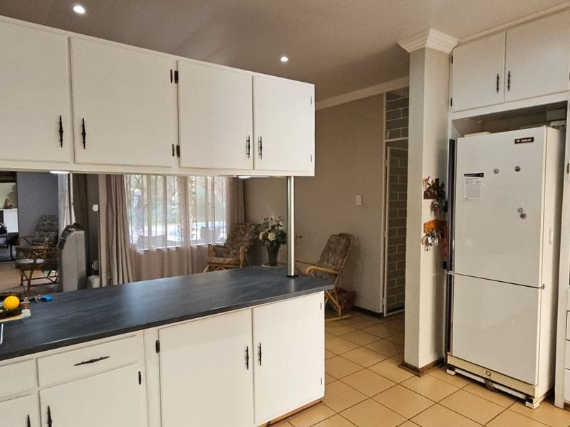 Neat family home in well sought after area.  Tranquil garden with sprinkler system - Photo 9