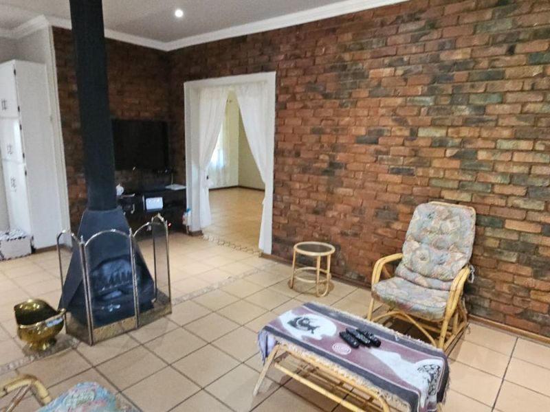 Neat family home in well sought after area.  Tranquil garden with sprinkler system - Photo 10