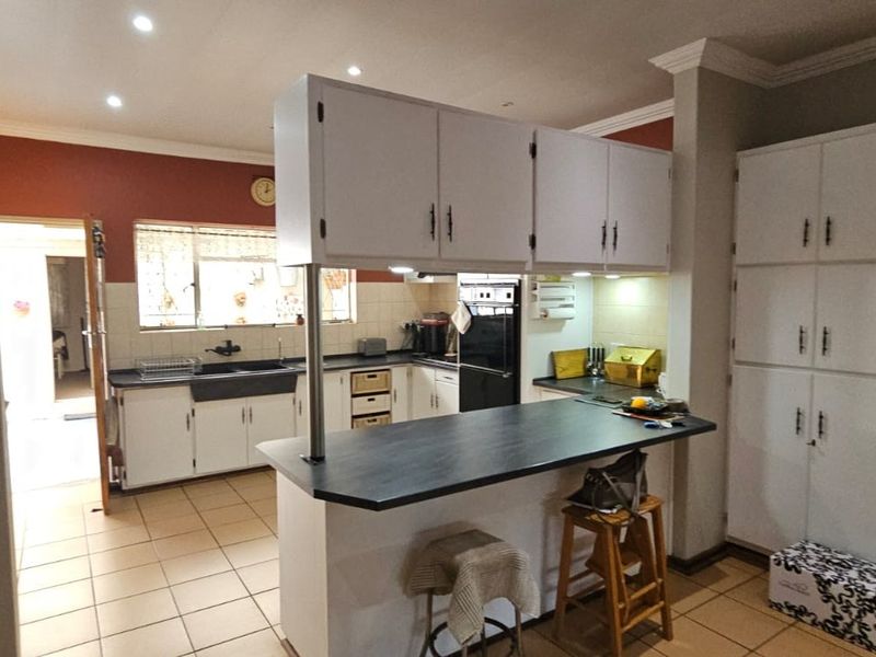 Neat family home in well sought after area.  Tranquil garden with sprinkler system - Photo 7