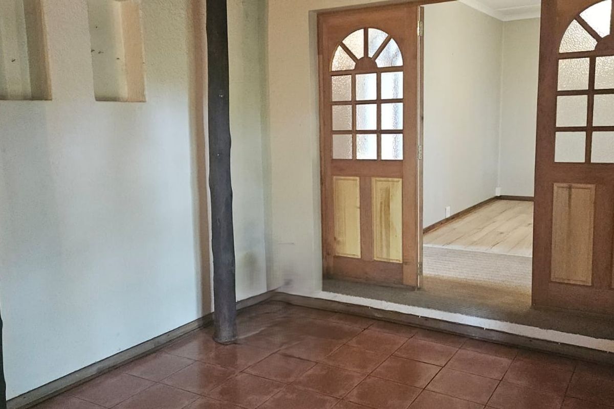 Neat family home in well sought after area.  Tranquil garden with sprinkler system - Photo 3