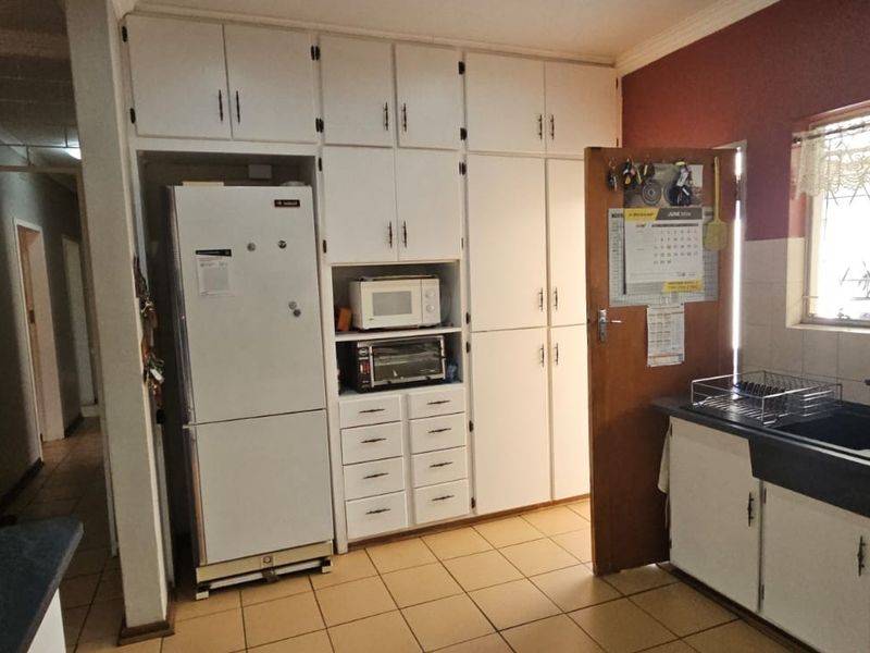 Neat family home in well sought after area.  Tranquil garden with sprinkler system - Photo 8