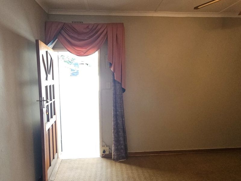 Neat family home in well sought after area.  Tranquil garden with sprinkler system - Photo 2