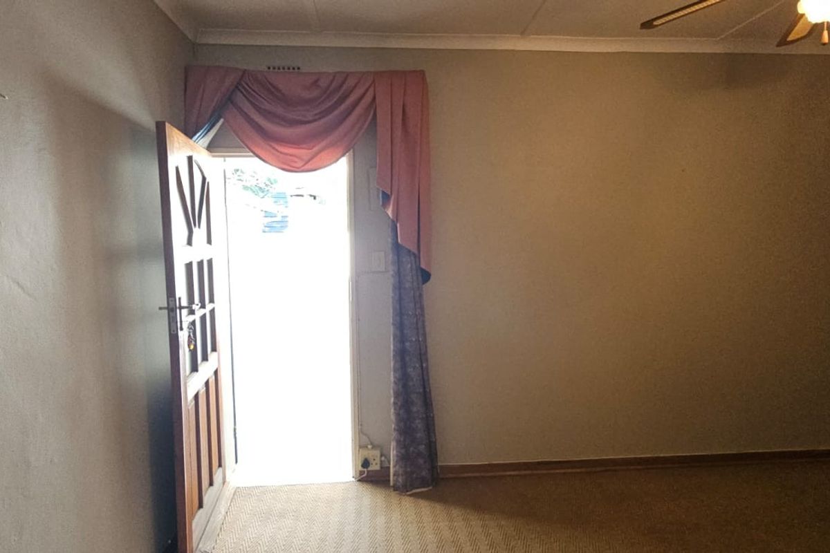 Neat family home in well sought after area.  Tranquil garden with sprinkler system - Photo 2