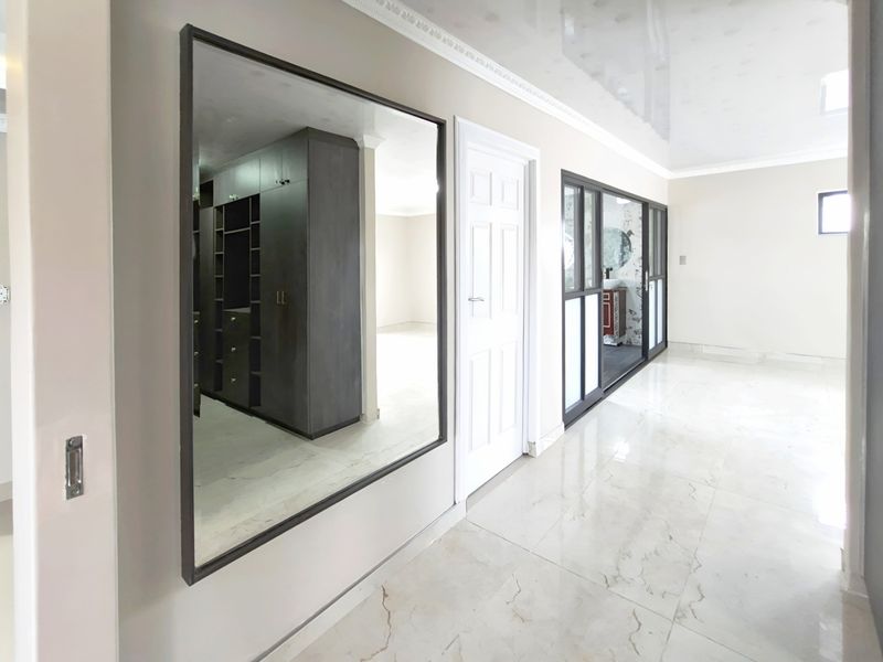Stunning Newly Renovated 1-Bed Apartment with Walk-in Closet, Luxurious Ensuite and Balcony - Photo 8