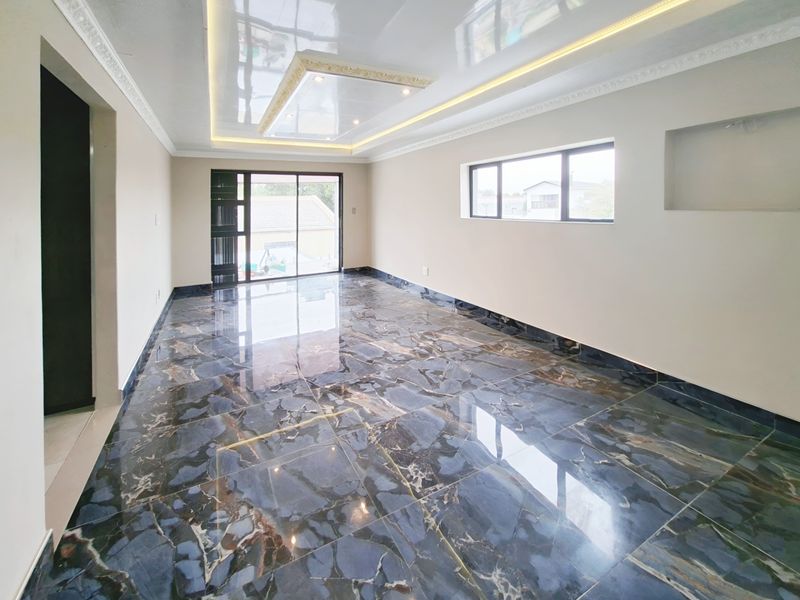 Stunning Newly Renovated 1-Bed Apartment with Walk-in Closet, Luxurious Ensuite and Balcony - Photo 1