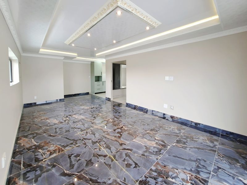 Stunning Newly Renovated 1-Bed Apartment with Walk-in Closet, Luxurious Ensuite and Balcony - Photo 3
