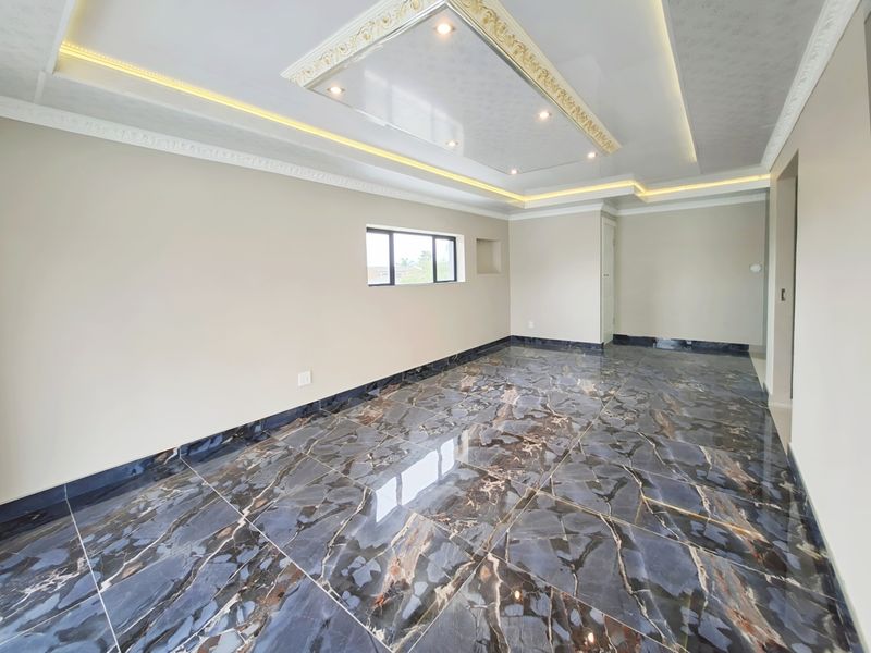 Stunning Newly Renovated 1-Bed Apartment with Walk-in Closet, Luxurious Ensuite and Balcony - Photo 2