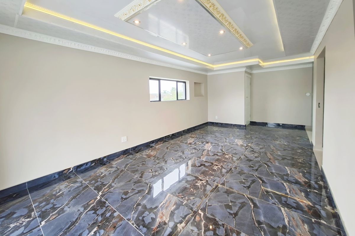 Stunning Newly Renovated 1-Bed Apartment with Walk-in Closet, Luxurious Ensuite and Balcony - Photo 2