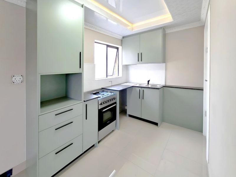 Stunning Newly Renovated 1-Bed Apartment with Walk-in Closet, Luxurious Ensuite and Balcony - Photo 4