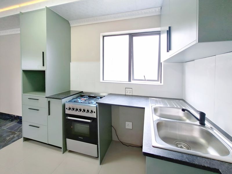 Stunning Newly Renovated 1-Bed Apartment with Walk-in Closet, Luxurious Ensuite and Balcony - Photo 5