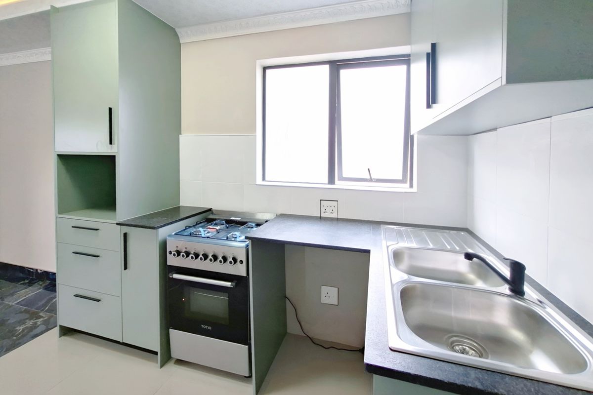 Stunning Newly Renovated 1-Bed Apartment with Walk-in Closet, Luxurious Ensuite and Balcony - Photo 5