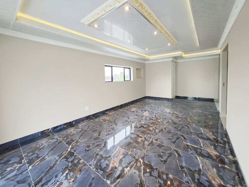 Stunning Newly Renovated 1-Bed Apartment with Walk-in Closet, Luxurious Ensuite and Balcony - Photo 2