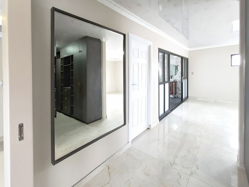 Stunning Newly Renovated 1-Bed Apartment with Walk-in Closet, Luxurious Ensuite and Balcony - Photo 8