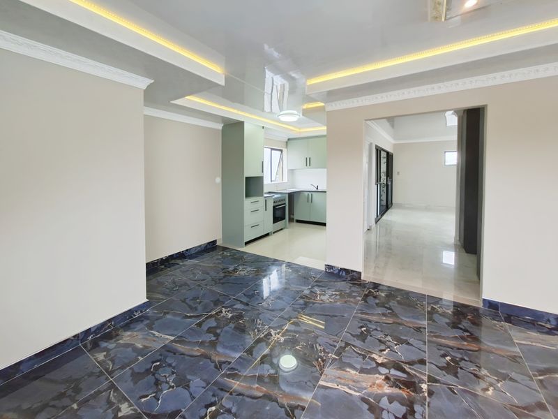 Stunning Newly Renovated 1-Bed Apartment with Walk-in Closet, Luxurious Ensuite and Balcony - Photo 7