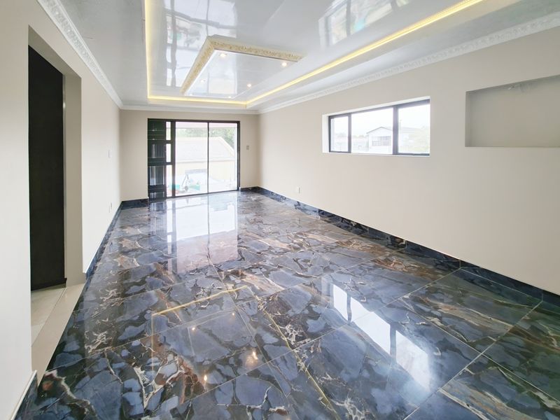 Stunning Newly Renovated 1-Bed Apartment with Walk-in Closet, Luxurious Ensuite and Balcony - Photo 1