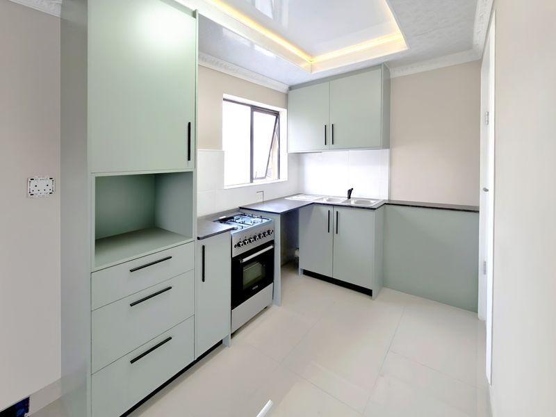 Stunning Newly Renovated 1-Bed Apartment with Walk-in Closet, Luxurious Ensuite and Balcony - Photo 4