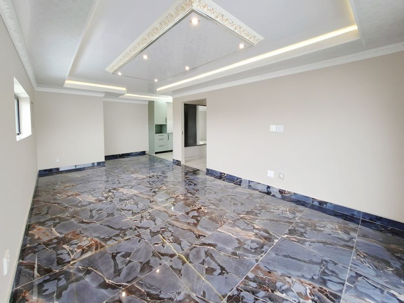 Stunning Newly Renovated 1-Bed Apartment with Walk-in Closet, Luxurious Ensuite and Balcony - Photo 3