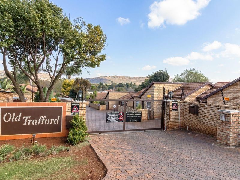 Townhouse For Sale in Strubensvallei, Roodepoort - Photo 1