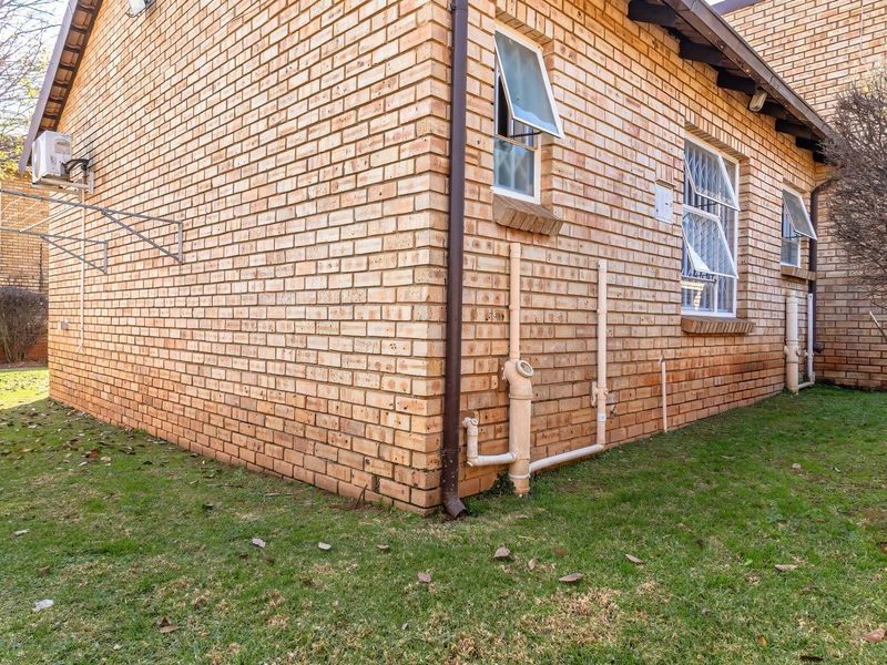 Townhouse For Sale in Strubensvallei, Roodepoort - Photo 7