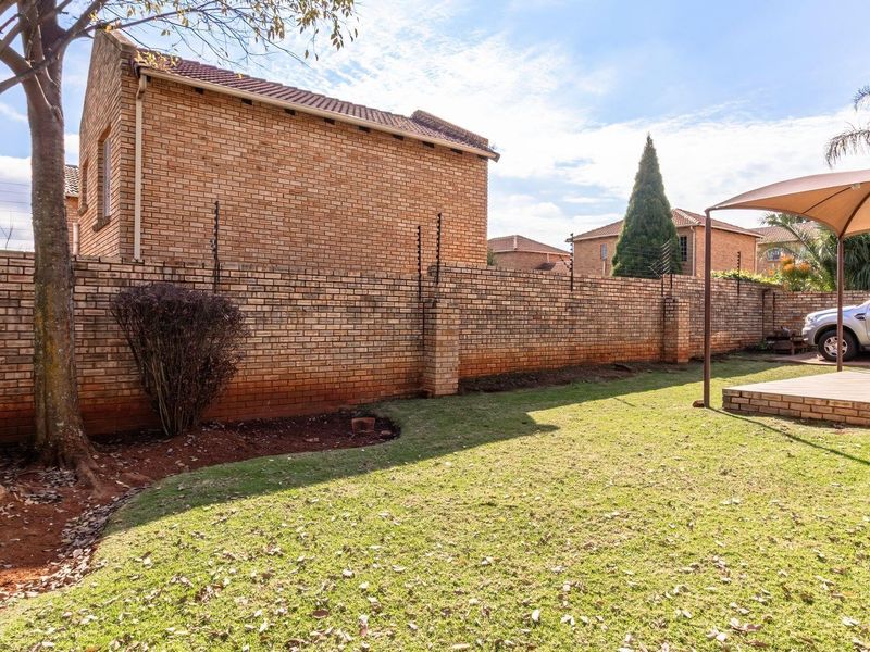 Townhouse For Sale in Strubensvallei, Roodepoort - Photo 9